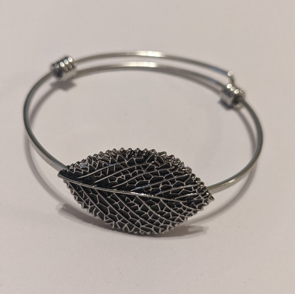 Leaf bangle bracelet in silver tone metal - adjustable wire - Picture 4 of 6